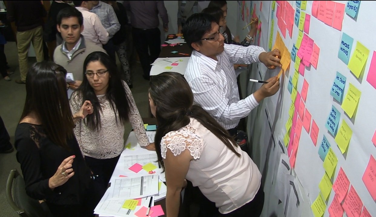 Personas trabajando en un tablero